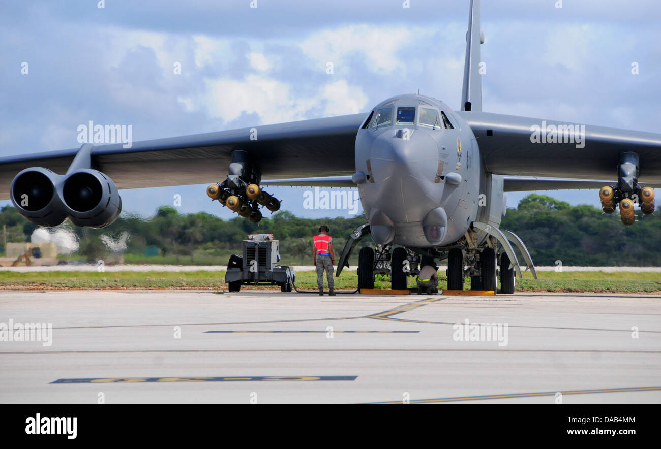 Airmen from the 36th Expeditionary Aircraft Maintenance Squadron prepare a B-52 Stratofortress for launch July 2, 2013, on the Andersen Air Force Base, Guam, flightline. Members of the 36th EAMXS are deployed here from Minot Air Force Base, N.D., to provi Stock Photo