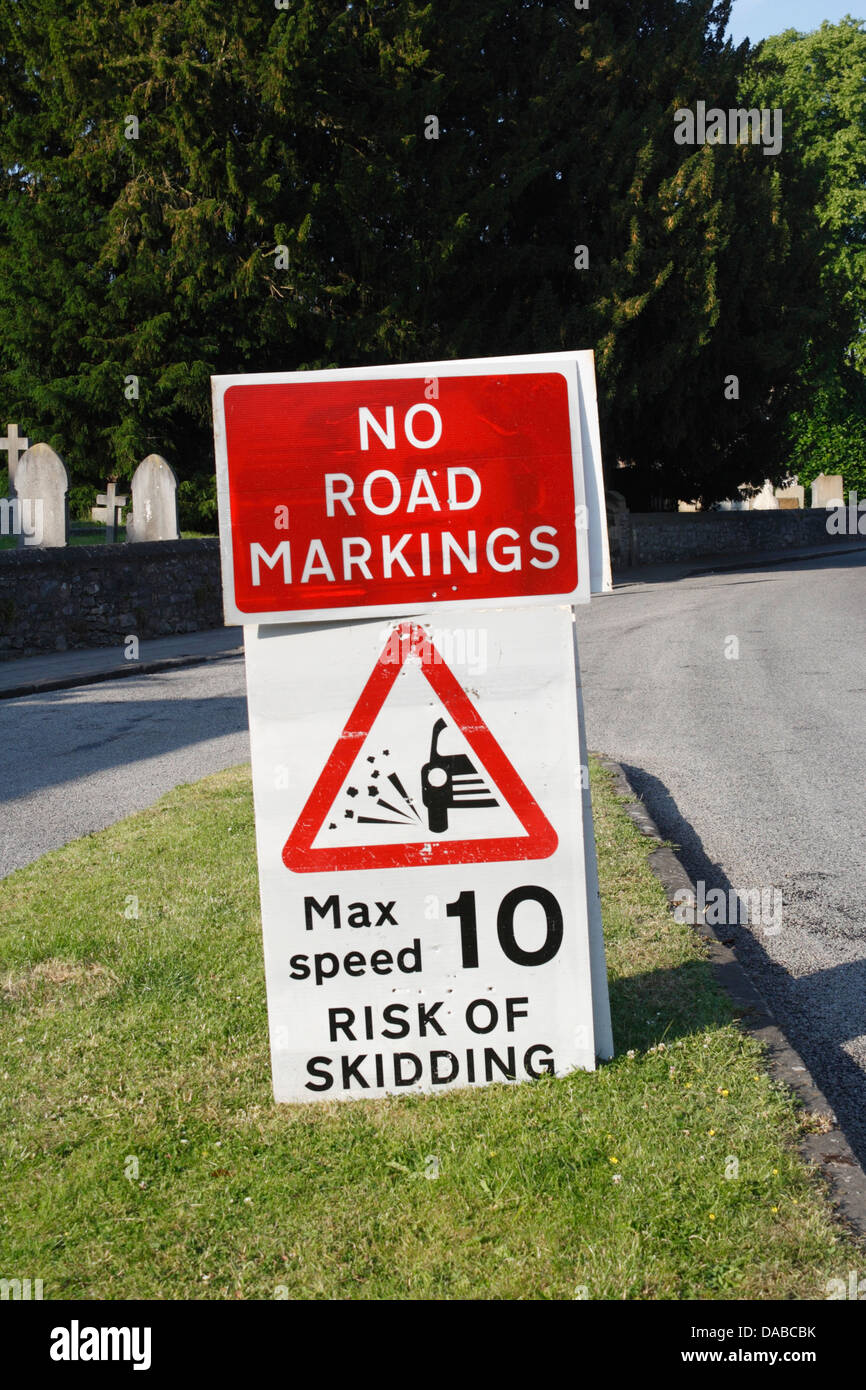 Road safety sign in the UK. No road markings max speed Stock Photo