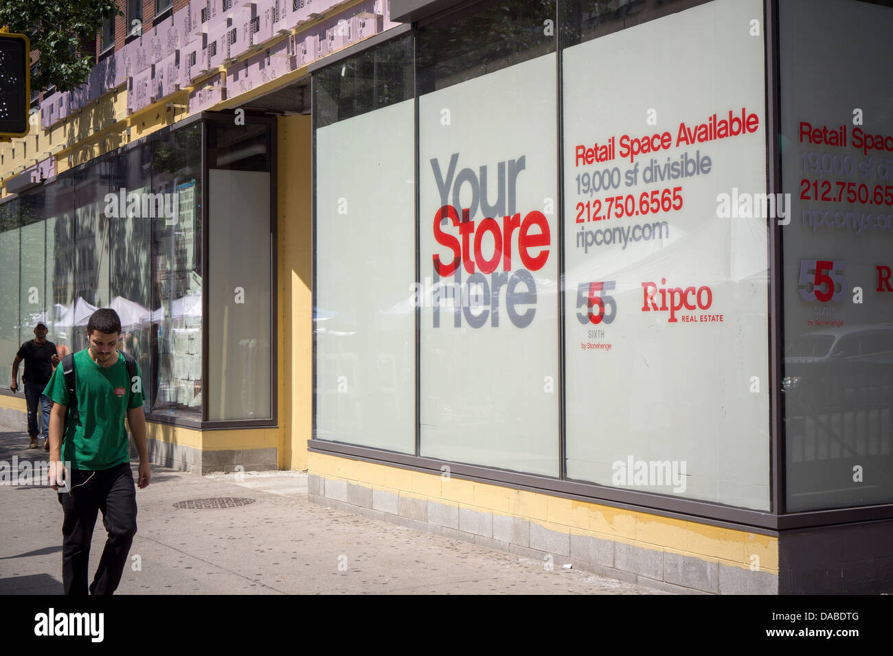 Retail space available in the Chelsea neighborhood in New York seen on Saturday, July 6, 2013. (© Richard B. Levine) Stock Photo