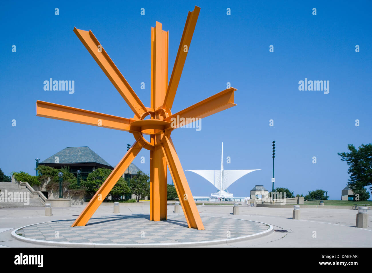 THE CALLING SCULPTURE (©MARK DI SUVERO 1982) QUADRACCI PAVILION (©SANTIAGO CALATRAVA 2003)  ART MUSEUM MILWAUKEE WISCONSIN USA Stock Photo