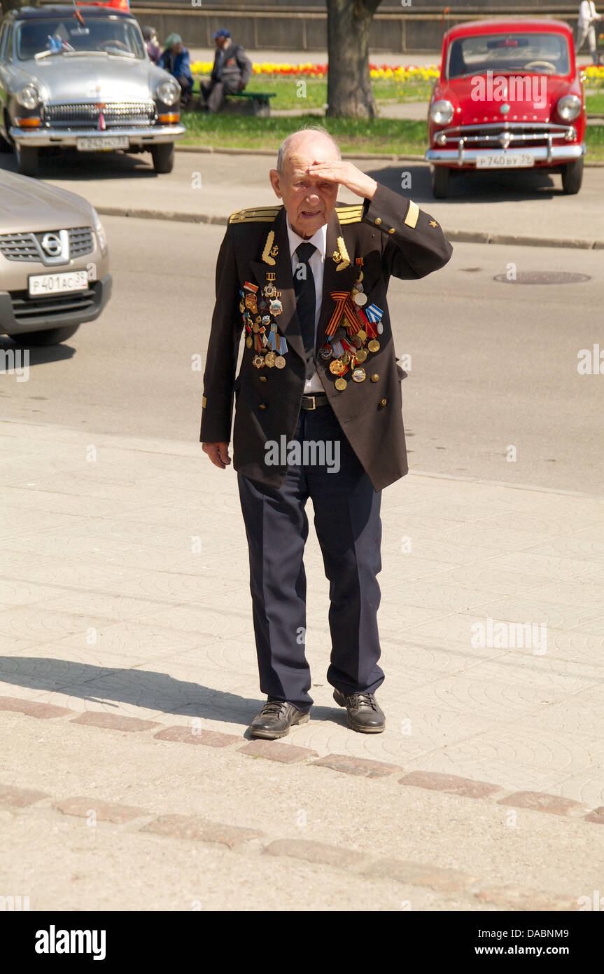 veteran of the World War II with medals at street Stock Photo - Alamy