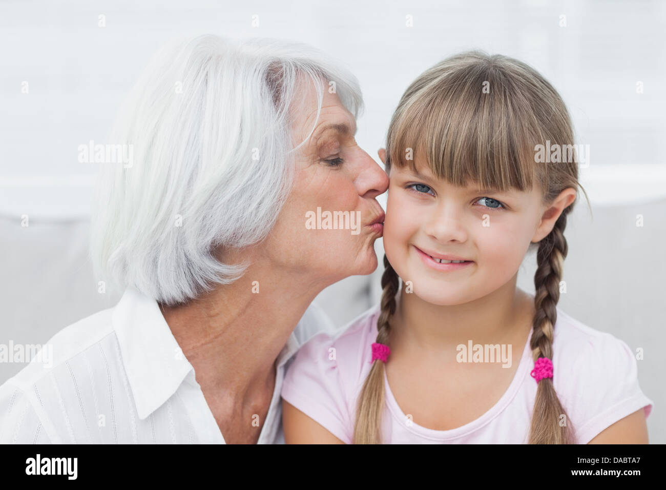 Мать лесбиянка лижет. Бабушка и внучка. Бабушка с внучкой Лесбиан. Бабушка мама и дочка. Бабушка с внучкой лезбиянки.