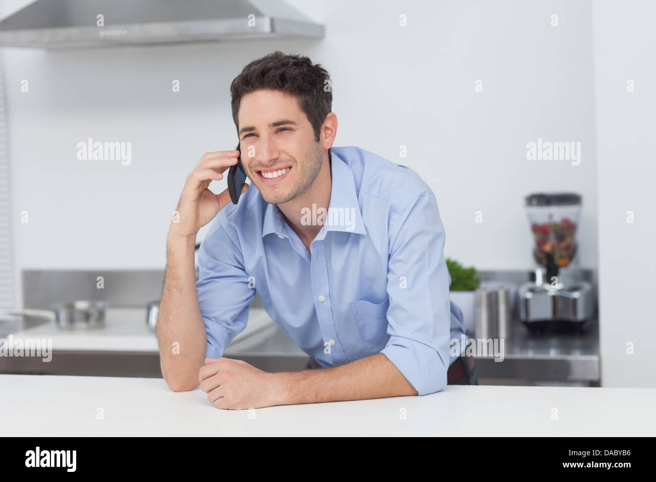 Люди на вебинаре. 1 the man is calling the. Мужчина разговаривает по телефону. Официант машет рукой. Человек радостный.