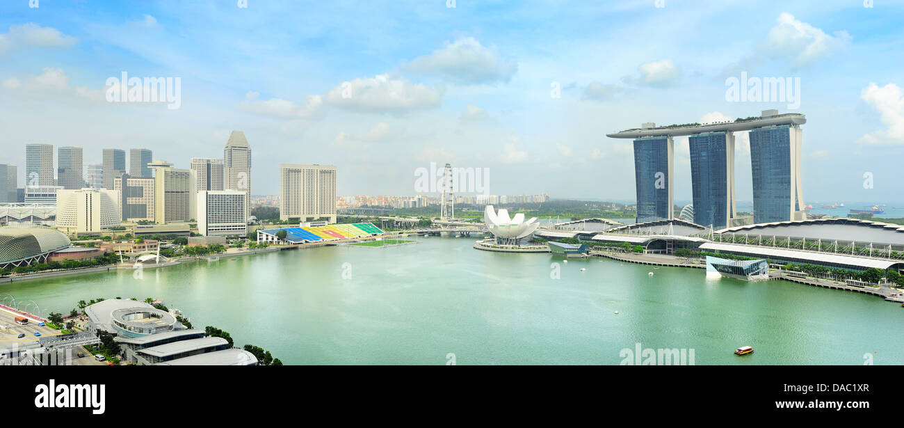 Singapore skyline hi-res stock photography and images - Alamy