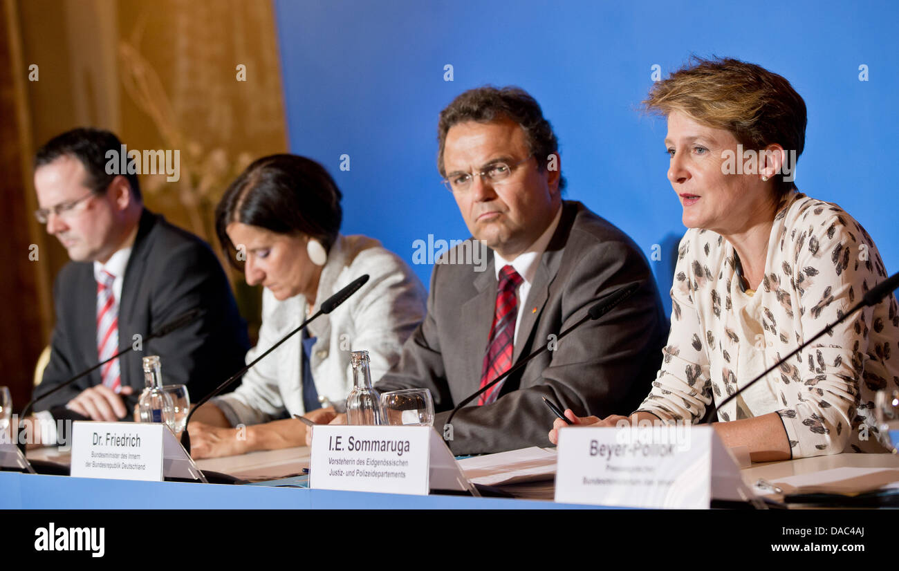 (L-R) Thomas Zwiefelhofer (VU), minister for interior affairs, justice, and economy of Liechtenstein, Austrian interior minister Johanna Mikl-Leitner (OeVP), German interior minister Hans-Peter Friedrich (CSU), Simonetta Sommaruga (SP), head of the Swiss justice and police department (EJPD), sit at a press conference of a meeting of interior ministers from German speaking countries in Nuremberg, Germany, 10 July 2013. Sommaruga speaks. The ministers want to talk about human trafficking, immigration, and integration as well as the situation of the Syrian refugees at the meeting. Photo: DANIEL K Stock Photo