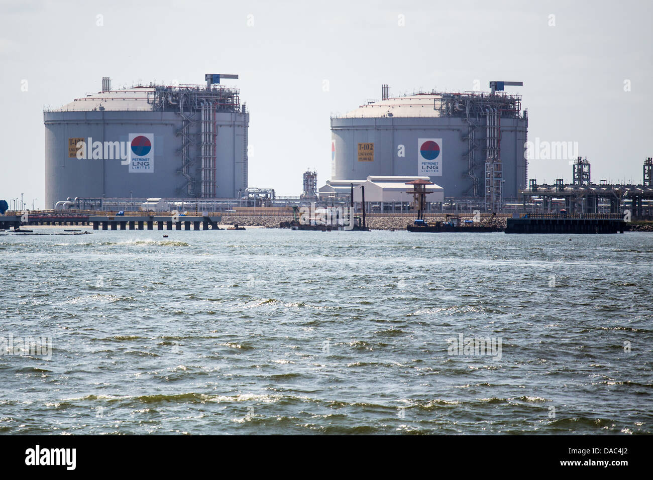 Petroleum storage tank hires stock photography and images Alamy
