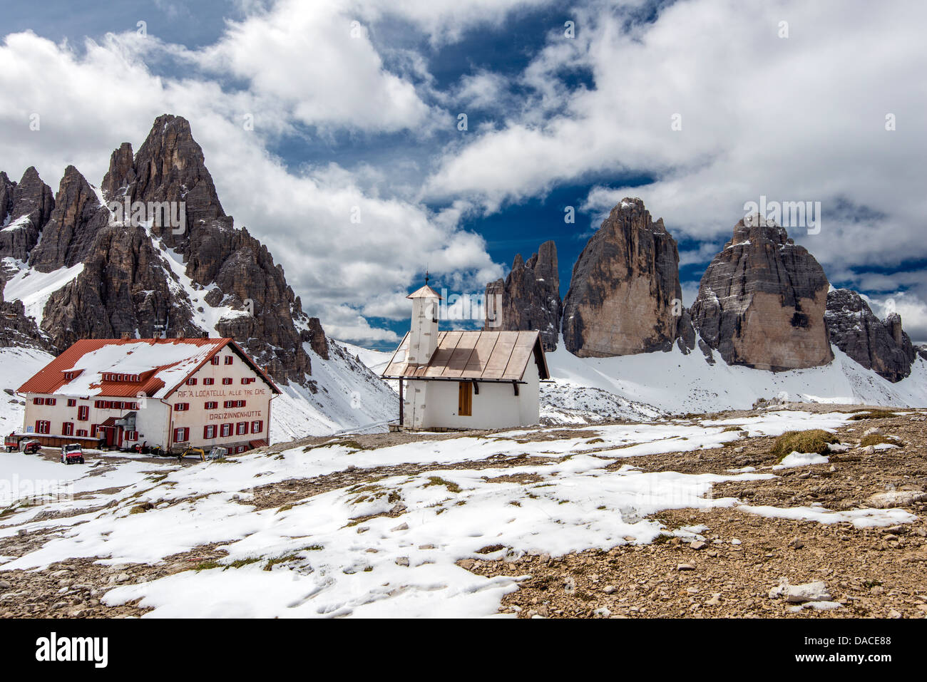 Rifugio Locatelli hut with Tre Cime di Lavaredo or Drei Zinnen behind, Dolomites, Cadore, Veneto, Italy Stock Photo