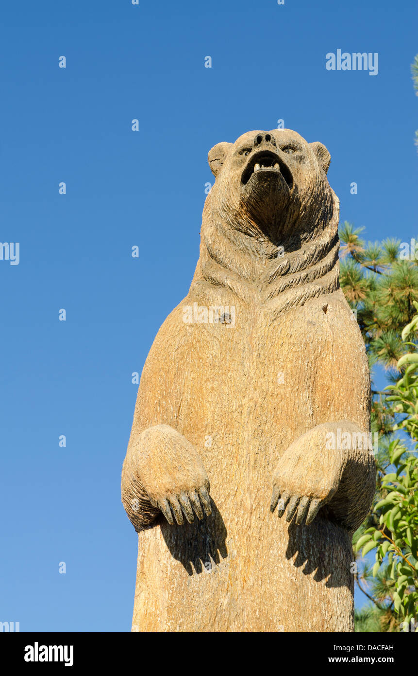 Carved wood bear hi-res stock photography and images - Alamy