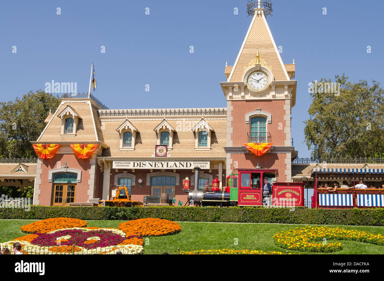disneyland-train-station-disney-vrogue-co