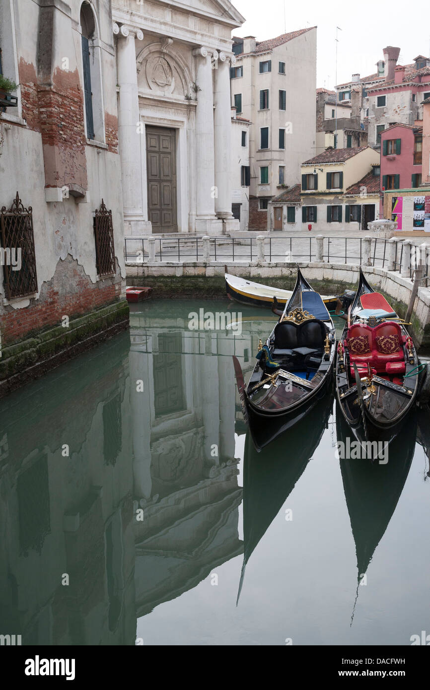Venice gondolas in water hi-res stock photography and images - Alamy