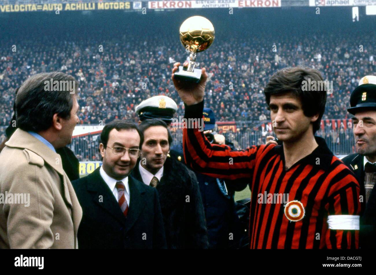 Gianni Rivera (Milan), 1969 / 1970 - Football / Soccer : Gianni Rivera of  Milan receives Ballon d'Or trophy during the Italian "Serie A" match in  Italy. (Photo by Maurizio Borsari/AFLO Stock Photo - Alamy