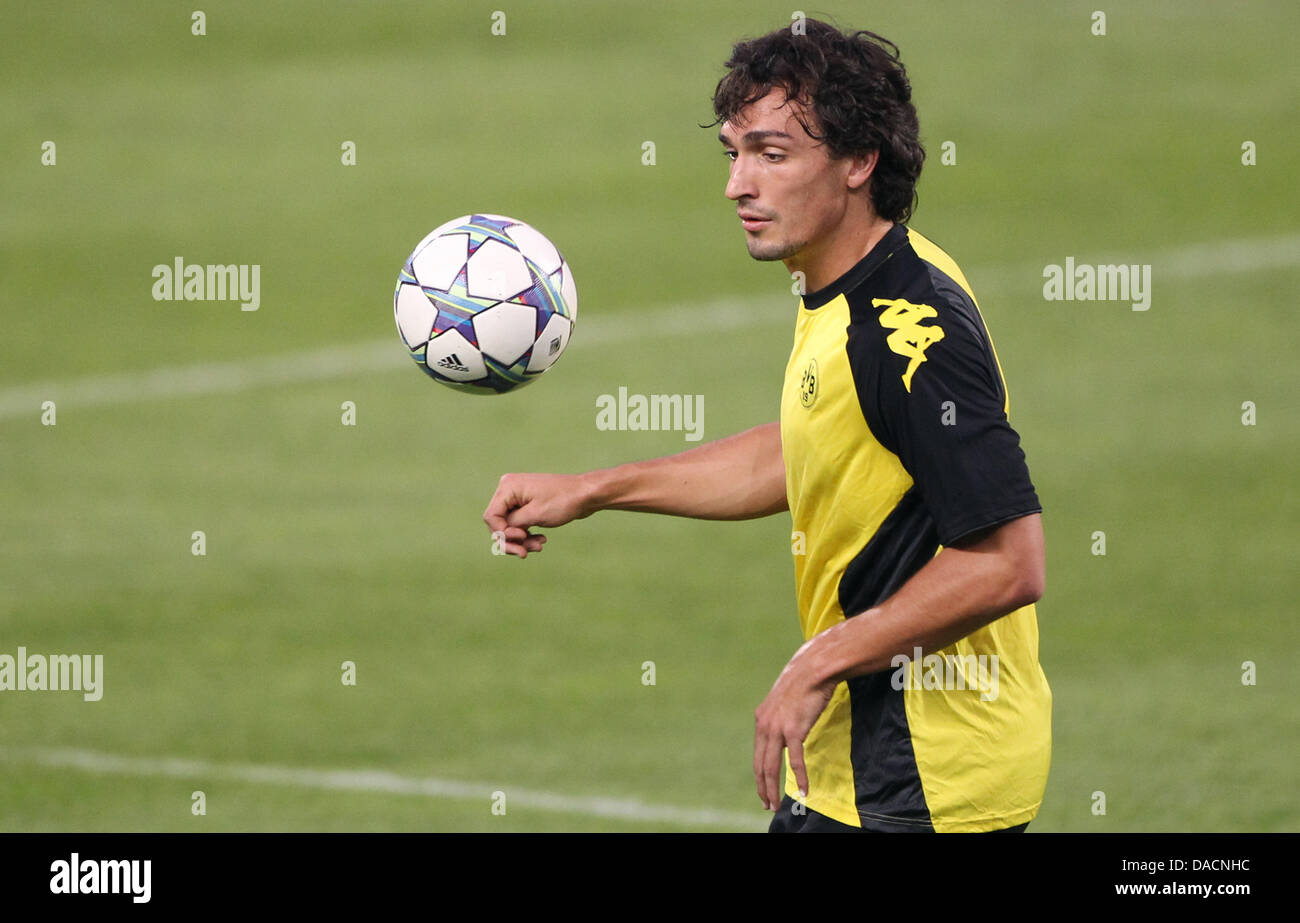 Mats Hummels attends a training session at the Stade Velodrome in Marseille, France, 27 September 2011. Here, the Champions League match of Olympique Marseille against Borussia Dortmund will take place on 28 September 2011. Photo: Friso Gentsch Stock Photo