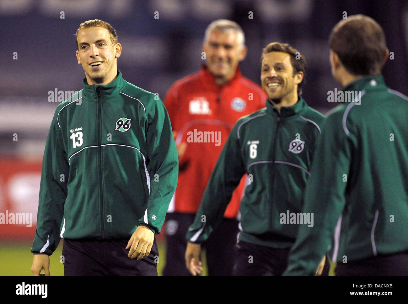 Hanover's Jan Schlaudraff, head coach Mirko Slomka, Steven Cherundolo ...