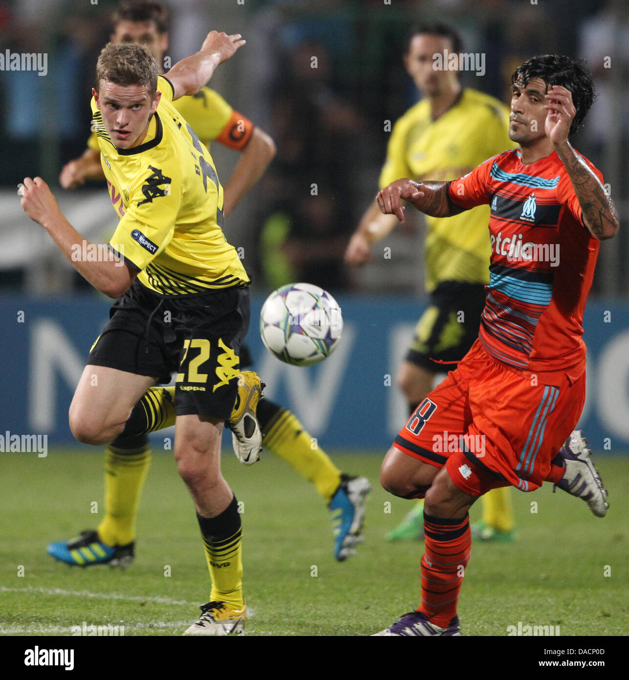 Dortmund's Sven Bender (l) and Marseille's Lucho González (r) fight for the ball during the Champions League group F soccer match between Olympique Marseille and Borussia Dortmund at the Stade Vélodrome in Marseille, France, 28 September 2011. Photo: Friso Gentsch dpa  +++(c) dpa - Bildfunk+++ Stock Photo