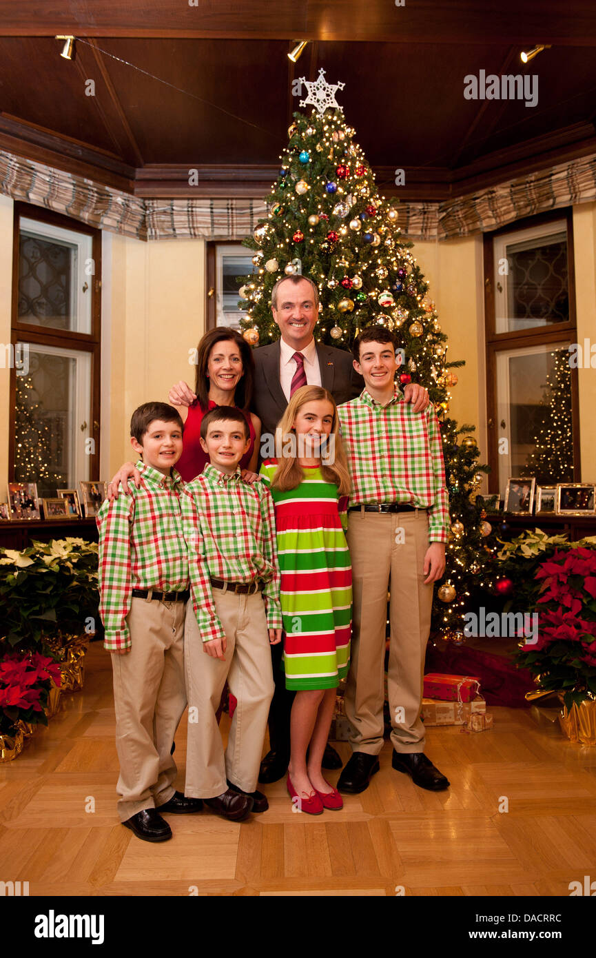 US Ambassador Philip D. Murphy, his wife Tammy, their sons Sam (L-R), Charlie and Josh and their daughter Emma pose in their house in Berlin, Germany, 13 December 2011. After the Murphy family spent Christmas in Berlin last year, they will celebrate the holidays in their home country this year. There will be soup and roast beef to eat. Photo: JOERG CARSTENSEN Stock Photo