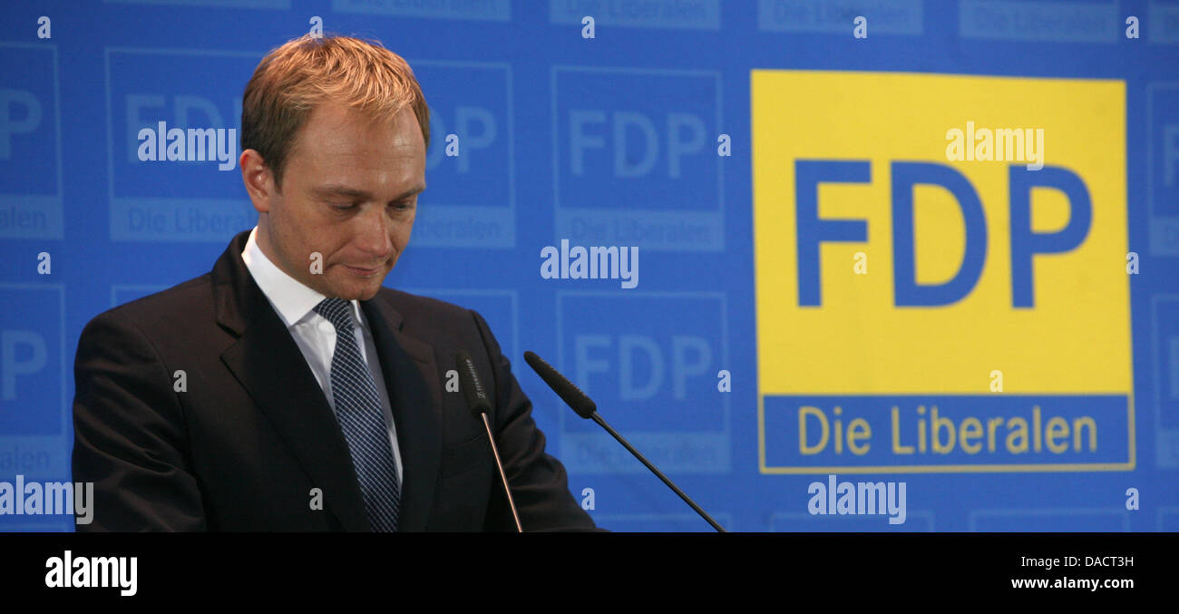 Politician Christian Lindner gives a press statement on his resignation as FDP secretary-general at the Thomas-Dehler-Haus in Berlin, Germany, 14 December 2011. Photo: Stephanie Pilick Stock Photo