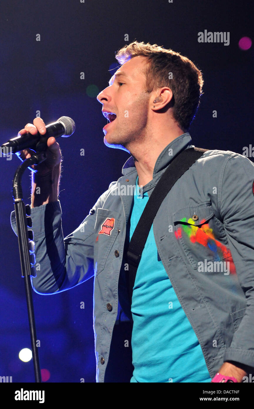 Singer Chris Martin of the British pop rock band Coldplay performs on stage  in Cologne, Germany, 15 December 2011. The concert was the start of their  tour through Germany. Photo: Henning Kaiser