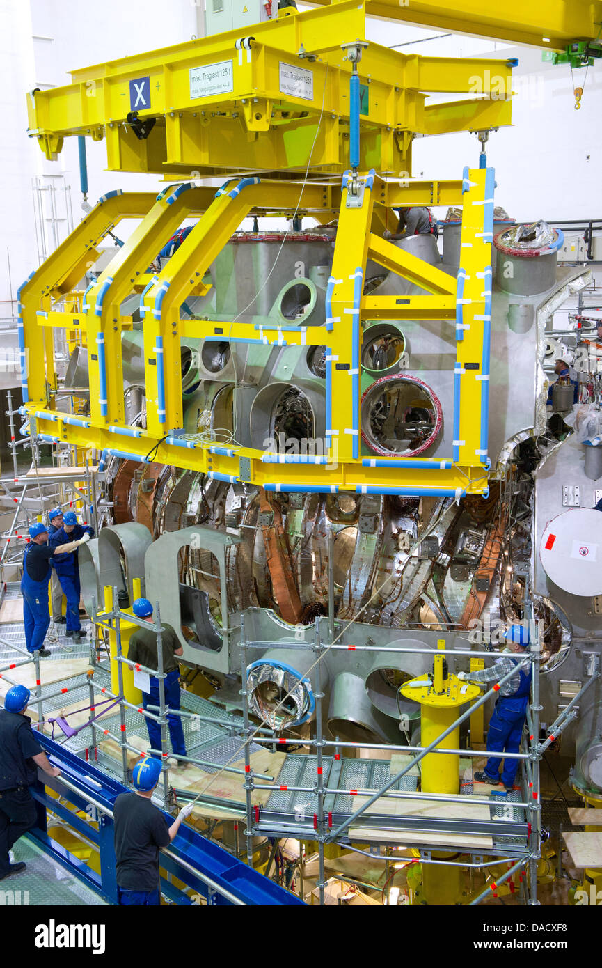 Staff of the Greifswald Max Planck Institute assemble the 14 ton heat ...