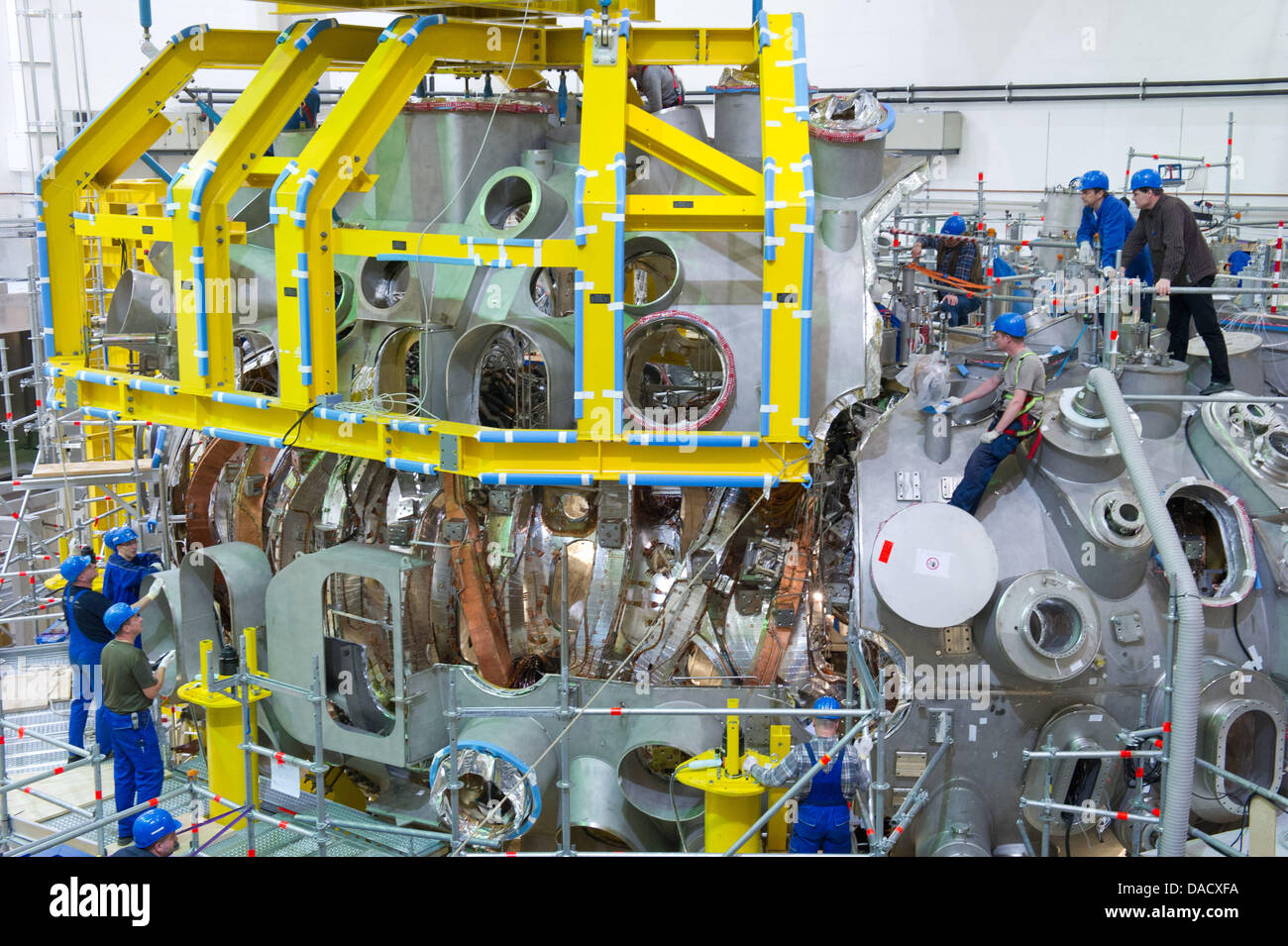 Staff of the Greifswald Max Planck Institute assemble the 14 ton heat ...