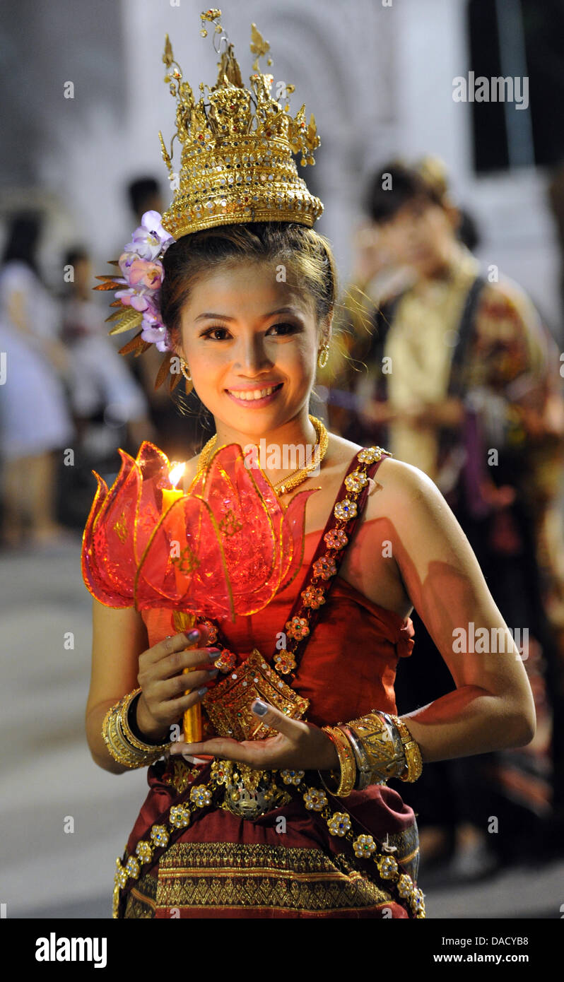 Women dress in extravagant traditional Thai costumes to attend a parade  during the festival of lights Loy Krathong in Chiang Mai, Thailand, 10  November 2011. The festival is celebrated in the whole
