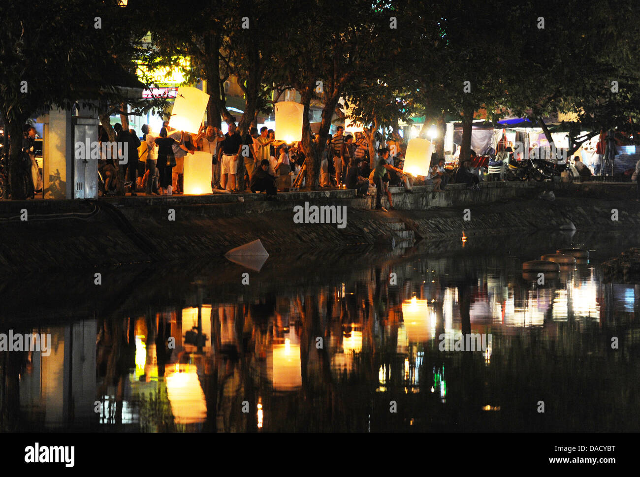 People light paper lanterns called Khom Loi at the Ping river during the festival of lights Loy Krathong in Chiang Mai, Thailand, 10 November 2011. The festival is celebrated in the whole country during full moon of the twelfth month of the year and originates from a Hindu tradition. Photo: Jens Kalaene Stock Photo