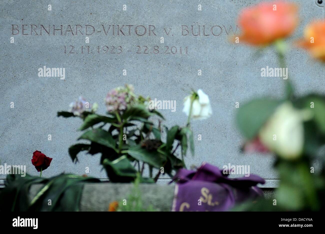 The gravestone of Loriot is pictured at the forest cemetery heerstrasse in Berlin, Germany, 16 NOvember 2011. The lettering on the gravestone of comedian, humorist, cartoonist, film director, actor and writer simply states: 'Bernhard-Viktor von Buelow 12.11.1923 - 22.8.2011'. Photo: Britta Pedersen Stock Photo