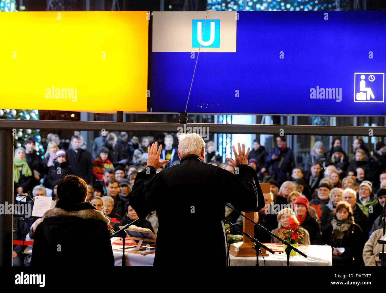 Numerous people attend the Christmas sevice at the main station in Berlin, Germany, 24 December 2011. The Berlin City mission turned the entrance hall of the Berlin main station into a cathedral for a short time while train transportation continued. Photo: Maurizio Gambarini Stock Photo