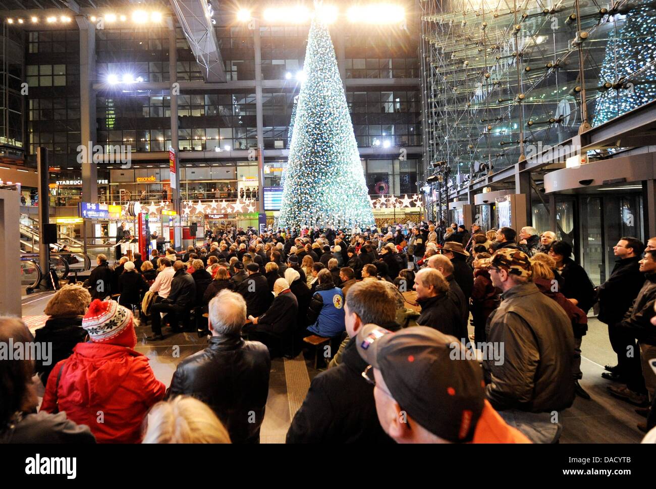 Numerous people attend the Christmas sevice at the main station in Berlin, Germany, 24 December 2011. The Berlin City mission turned the entrance hall of the Berlin main station into a cathedral for a short time while train transportation continued. Photo: Maurizio Gambarini Stock Photo