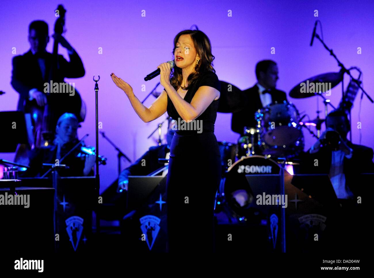 Vicky Leandros performs with the Capital Dance Orchestra in Berlin, Germany, 26 December 2011. The singer performed her own hit songs as well as classic chansons and traditional folk songs in French, English, Greek and German. Photo: Maurizio Gambarini Stock Photo