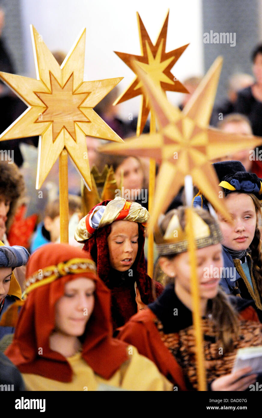 Children dressed as star singers attend the valedictory service with Arch bishop Woelki in Berlin, Germany, 27 December 2011 teil. The action is held under the motto 'Knock on doors, insist on your rights' and wishes to call attention to the rights of children. Photo: MAURIZIO GAMBARINI Stock Photo