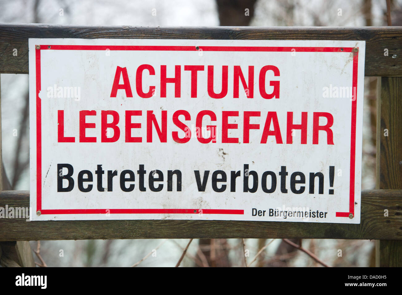 A sign which reads 'Achtung Lebensgefahr, Betreten verboten!', Attention, danger to life, keep off the ground!' on the access pathway to the steep cliff line at Cape Arkona on the island of Ruegen, Putgarten, Germany, 28 December 2011. On Monday afternoon, 26 December 2011, several thousand cubic metres of clay and chalkstone crashed into the sea taking by surprise a mother and her Stock Photo