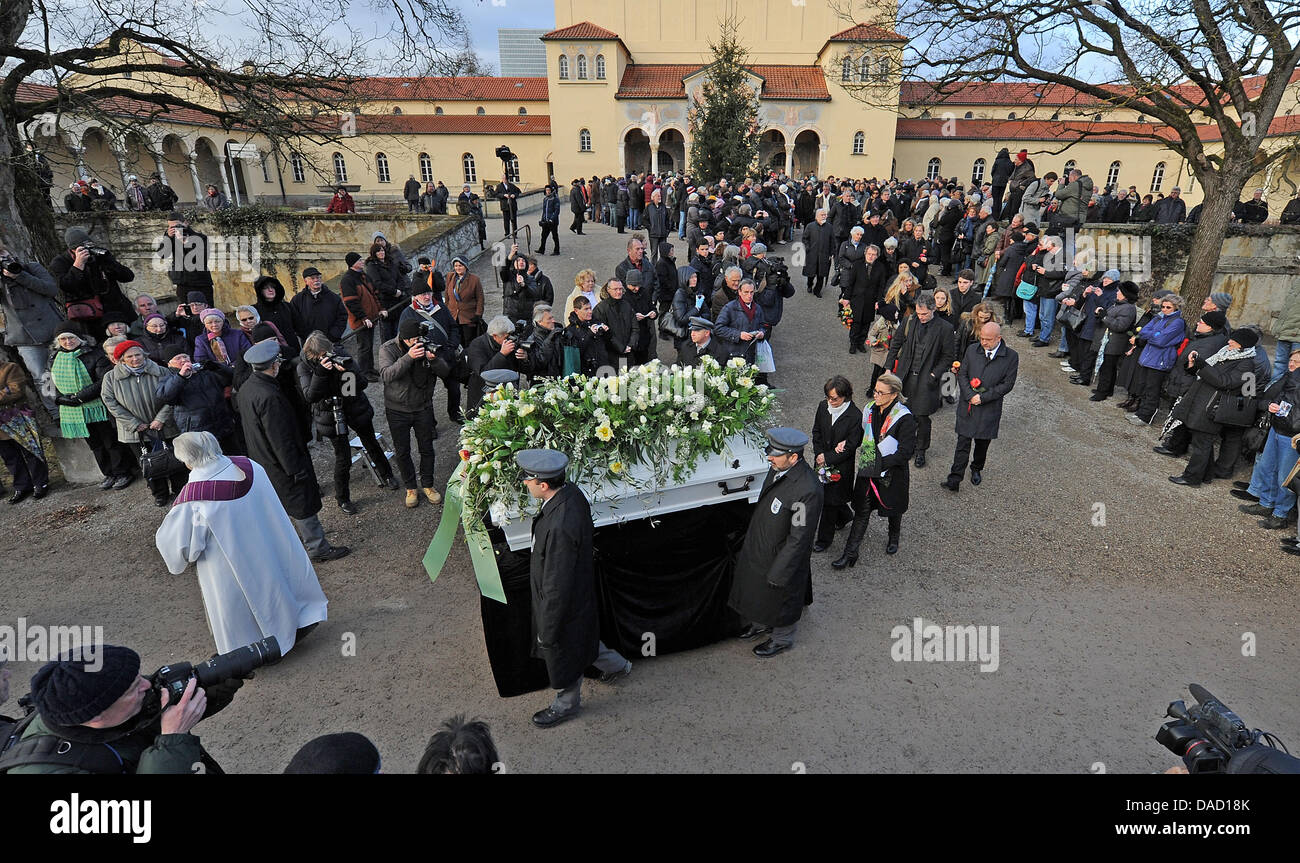 Johannes Heesters' coffin is taken to the grave during Heesters' funeral at the North Cemetery in Munich, Germany, 30 December 2011. Family members, colleagues, friends and fans paid their last respects to the singer and actor who passed away on Christmas Eve 2011 at the age of 108. Photo: Marc Mueller Stock Photo