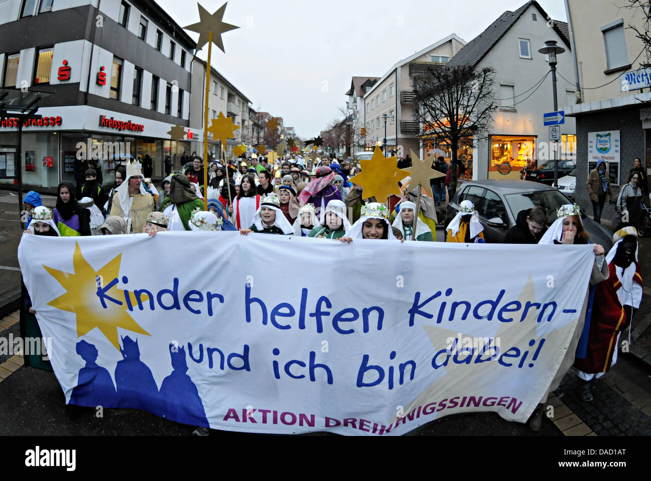Children dressed as carolers move in a procession to the town church in Wasseralfingen, Germany, 30 December 2011. Around 550 carolers are expected to join the event of the annual carol singing under the motto 'Klopft an Türen, pocht auf Rechte' (knock on doors, thump your rights), a committment for the rights of children in various countries. Photo: Michele Danze Stock Photo