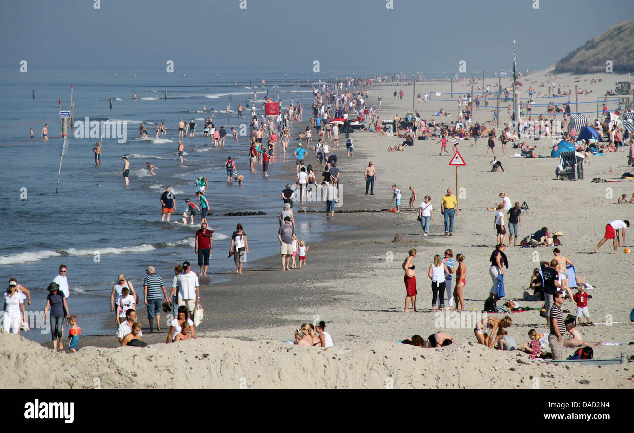 Numerous people enjoy the hot temperatures at the beach on the island of Norderney, Germany, 02 October 2011. Photo: Eilbertus Stuerenburg Stock Photo