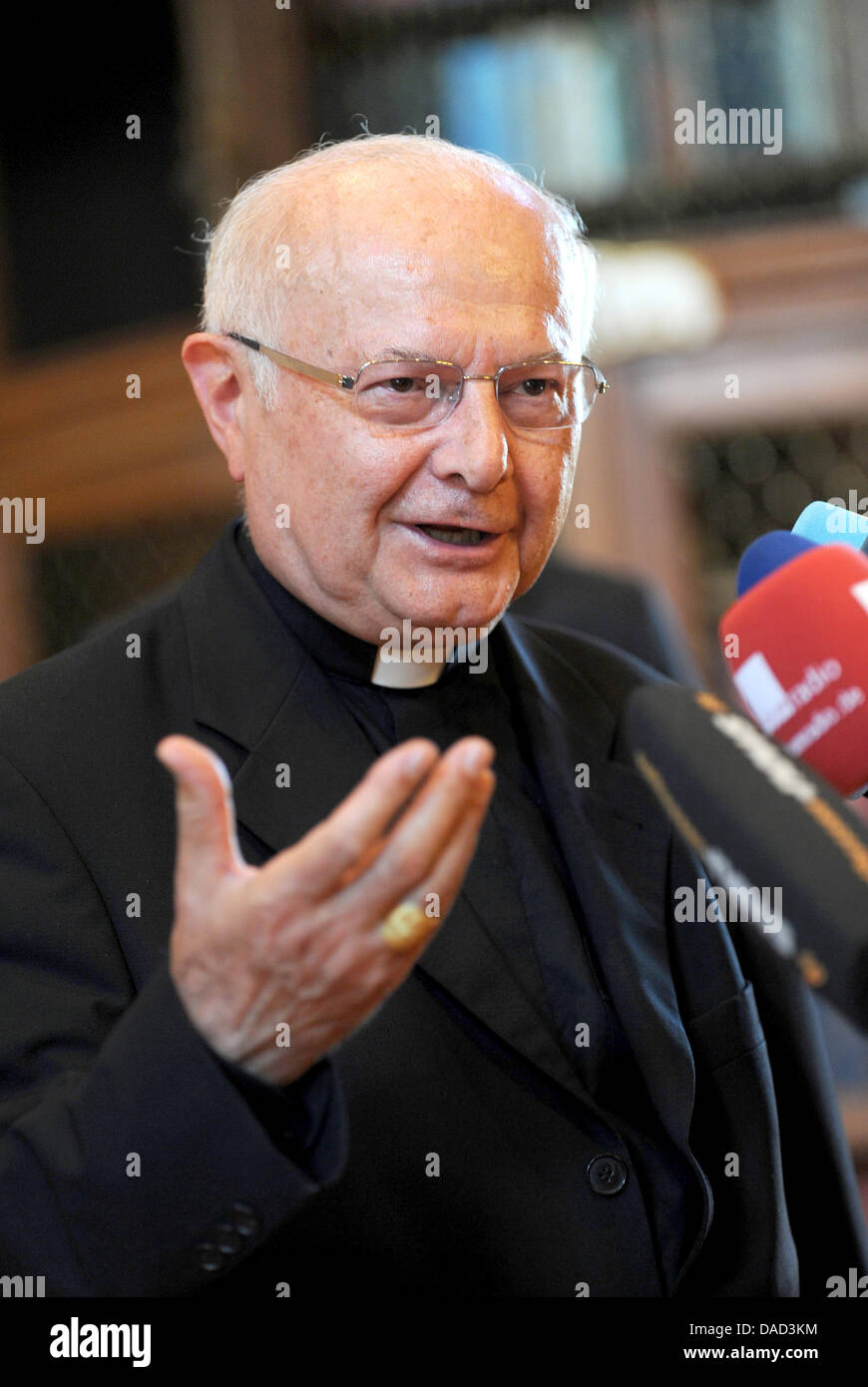 Robert Zollitsch, chairman of the German Bishops' Conference, talks to journalists before the start of the fall assembly in Fulda, Hesse, Germany, 04 October 2011. The fall assembly's focus will be on anaylizing the speeches Pope Benedict XVI delivered during his state visit to Germany. 68 bishops will be convening until FRiday, 07 October 2011. PHOTO: UWE ZUCCHI Stock Photo