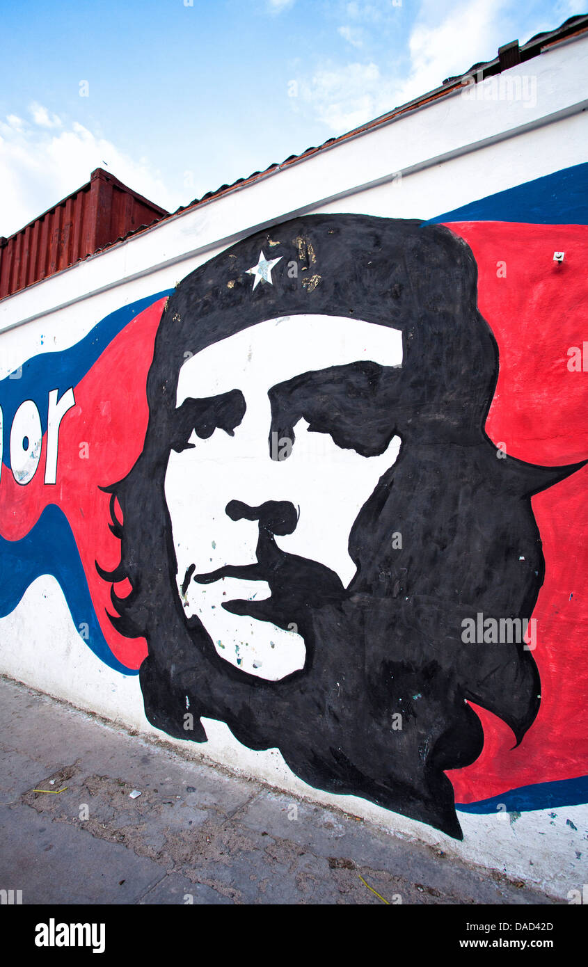 Mural of revolutionary Che Guevara painted on a wall, Havana ...