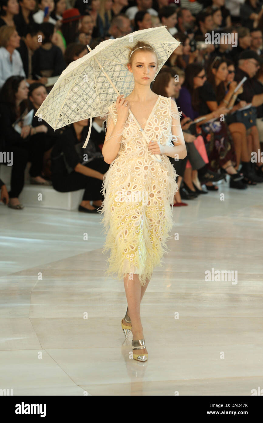 A model displays a creation by fashion designer Marc Jacobs for Louis  Vuitton Ready-to-Wear 2007 Spring-Summer in Paris, France, on October 8,  2006. Photo by Java/ABACAPRESS.COM Stock Photo - Alamy