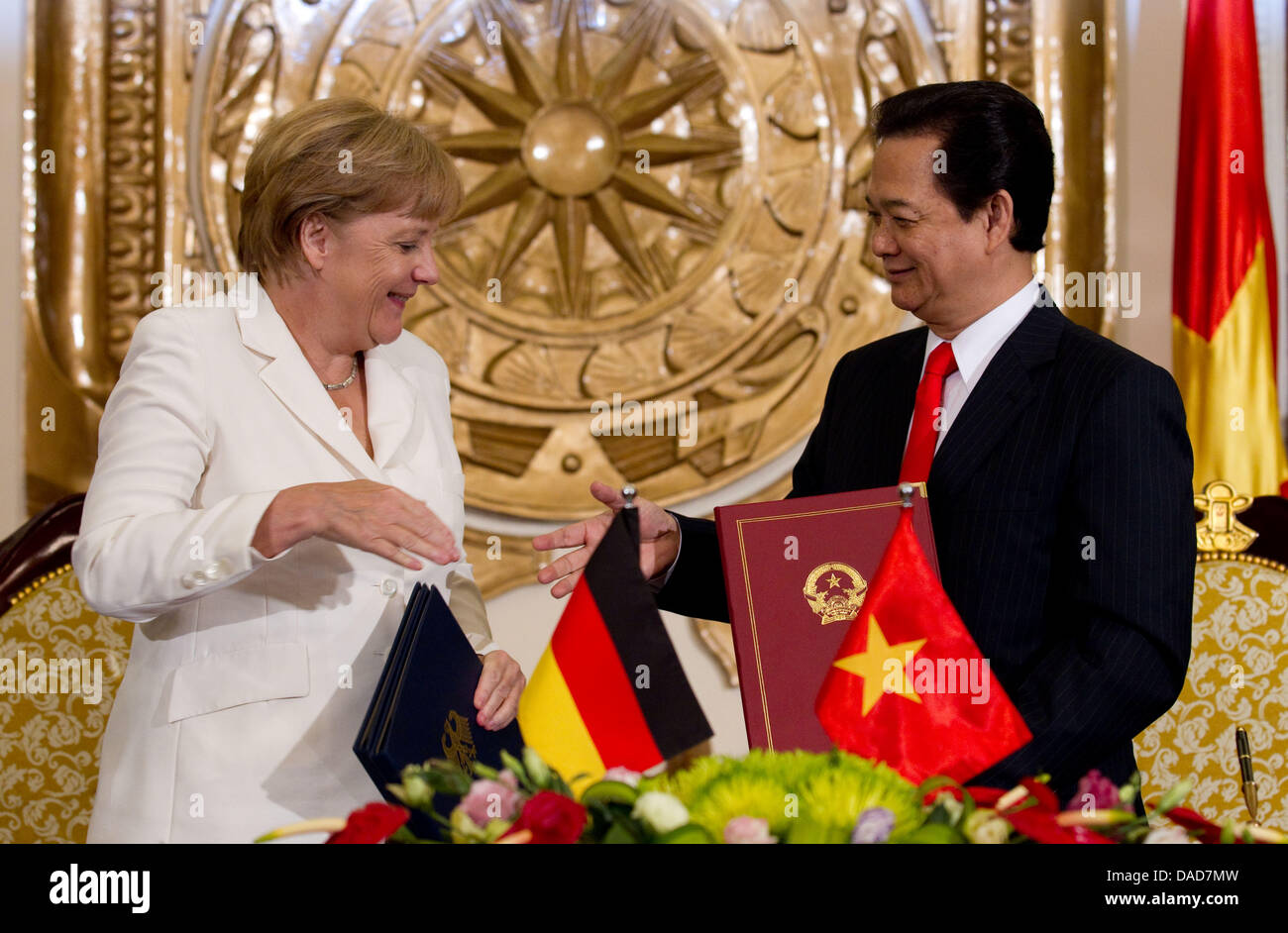 Chancellor Angela Merkel Hands Over A Signed Memorandum Of Stock Photo Alamy