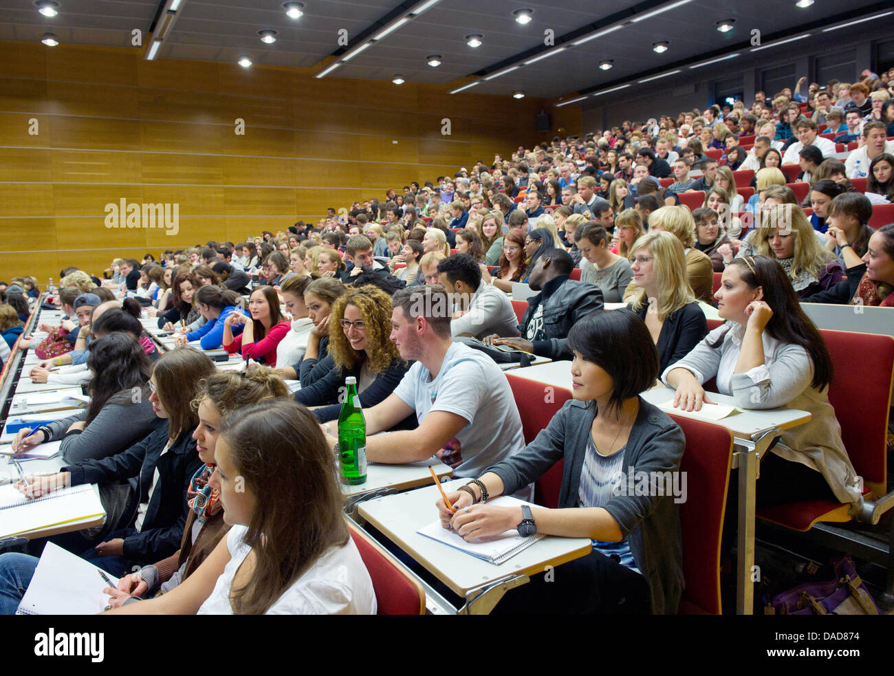New students of Viadrina European University attend an introduction for the winter semester at Viadrina European University, Frankfurt Oder, Germany, 10 October 2011. The same day orientation week began for 1300 new students. About 6500 students attend Viadrina University. Photo: Patrick Pleul Stock Photo