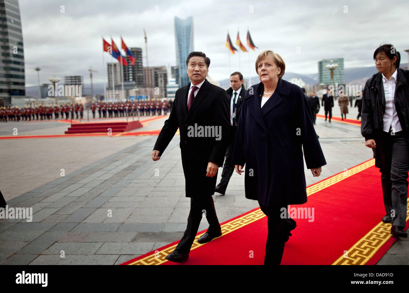 Bundeskanzlerin Angela Merkel (CDU) wird am Donnerstag (13.10.2011) in Ulan Bator in der Mongolei von Ministerpräsident Sukhbaatar Batbold mit militärischen Ehren begrüßt. Auf dem Programm des Besuchs steht unter anderem auch der Abschluss von Wirtschaftsverträgen mit der Mongolei. Michael Kappeler dpa Stock Photo