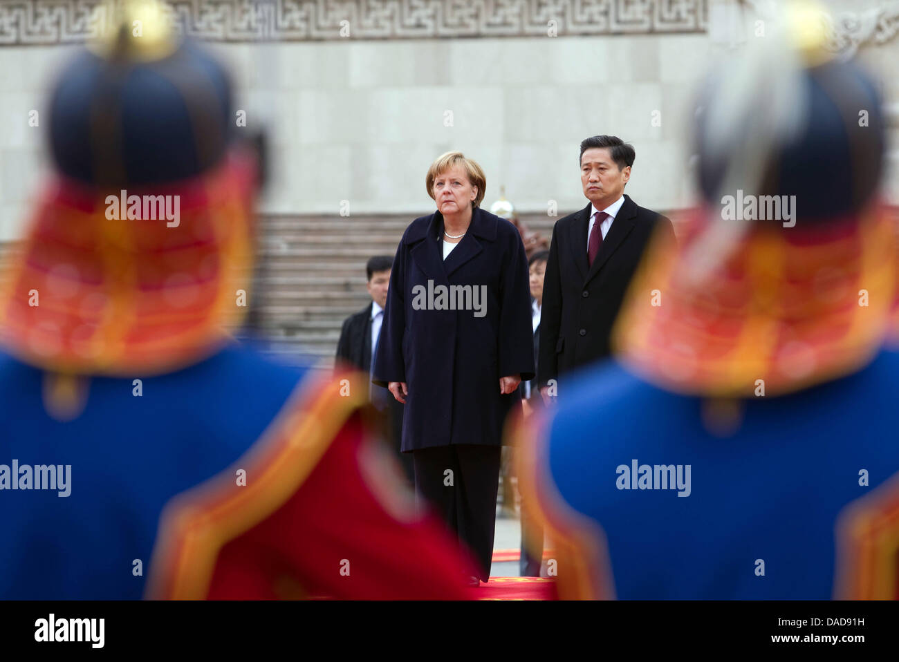 Bundeskanzlerin Angela Merkel (CDU) wird am Donnerstag (13.10.2011) in Ulan Bator in der Mongolei von Ministerpräsident Sukhbaatar Batbold mit militärischen Ehren begrüßt. Auf dem Programm des Besuchs steht unter anderem auch der Abschluss von Wirtschaftsverträgen mit der Mongolei. Michael Kappeler dpa Stock Photo