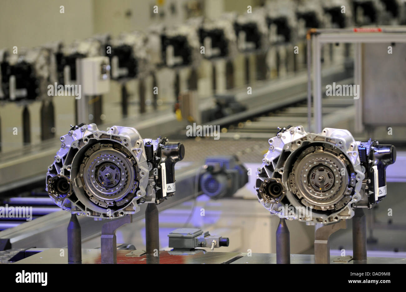 Dual clutch transmissions of type DQ 200 are transported on a band at