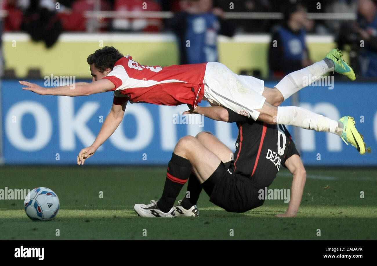 Mainz' Nicolai Mueller (above) vies for the ball with Augsburg's Jonas de Roeck during the Bundesliga soccer match between FSV Mainz 05 and FC Augsburg at the Coface Arena in Mainz, Germany, 15 October 2011. Mainz lost the match 0-1. Photo: Fredrik von Erichsen (ATTENTION: EMBARGO CONDITIONS! The DFL permits the further utilisation of the pictures in IPTV, mobile services and other Stock Photo