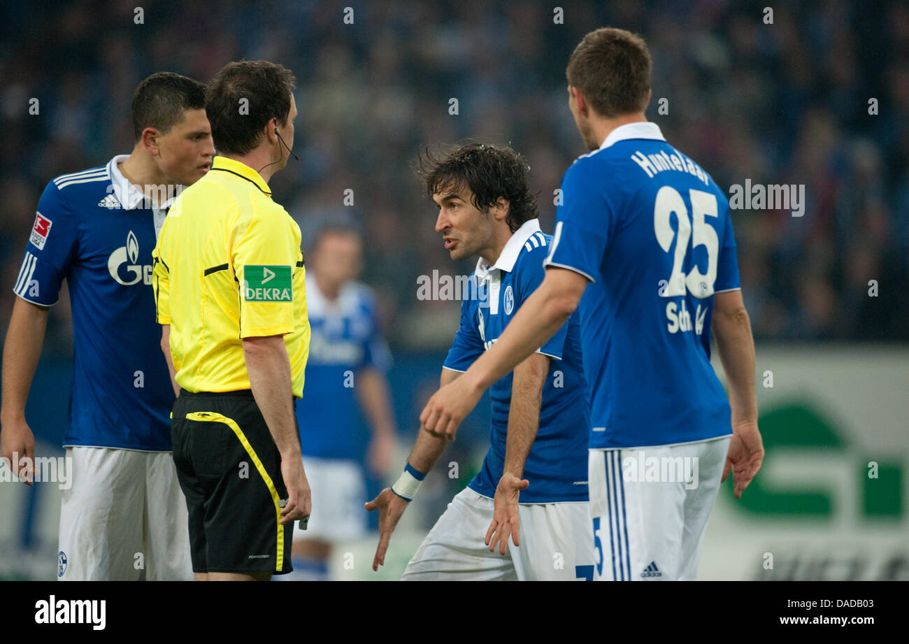 Schalke player Raul Gonzalez Blanco (C) argues with referee Peter Sippel during the Bundesliga soccer match between FC Schalke 04 and 1st FC Kaiserslautern at the Veltins Arena in Gelsenkirchen, Germany, 15 October 2011. Photo: Bernd Thissen Stock Photo