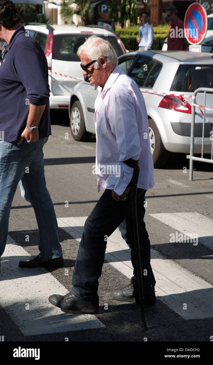 French actor Jean-Paul Belmondo stolling in Cannes, France, 12 October 2011. Photo: Thomas Blazina Stock Photo
