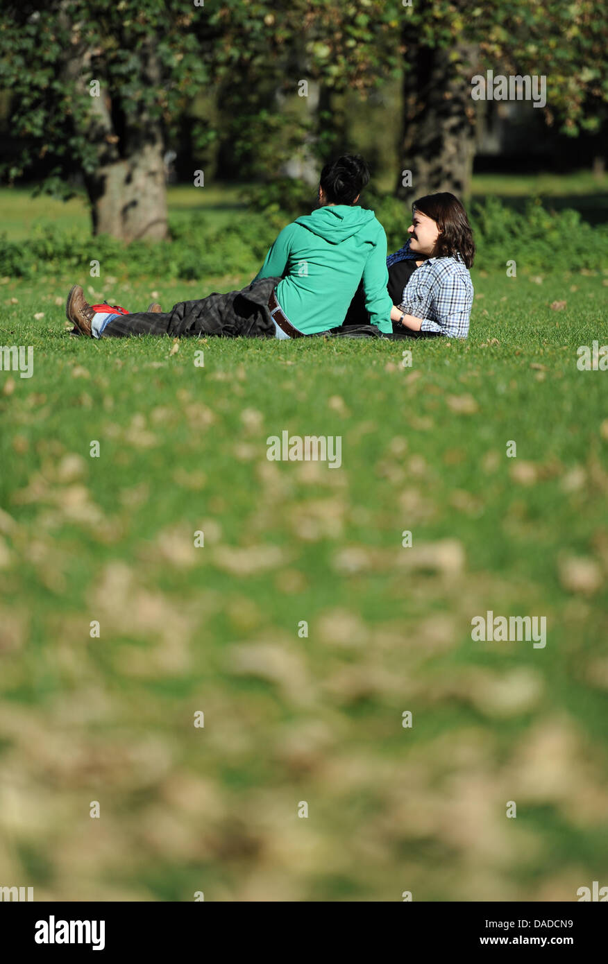 A couple enjoys the sun during a walk through the Tiergarten in Berlin ...