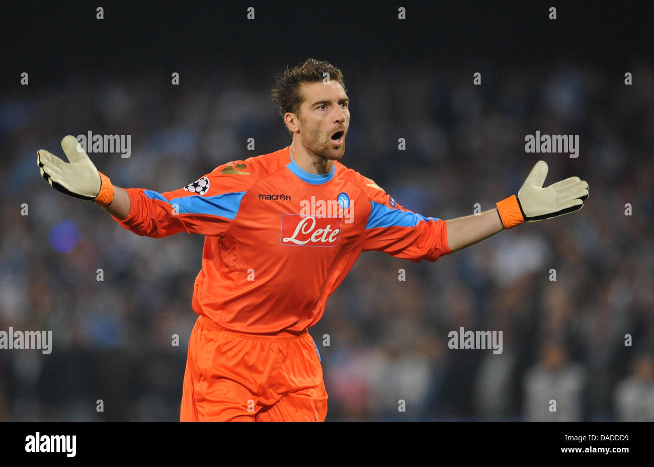 Napoli's goalkeeper Morgan De Sanctis reacts to the ...