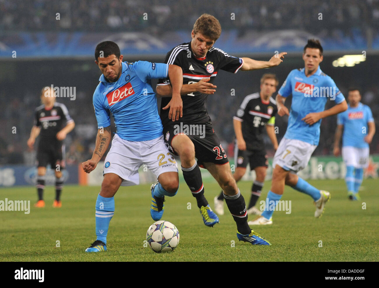 Munich's Thomas Mueller and Walter Gargano (L) of Naples fight for the ball during the Champions League group A soccer match between FC Bayern Munich and SSC Napoli at Stadio San Paolo in Naples, Italy, 18 October, 2011. Photo: Andreas Gebert dpa/lby Stock Photo