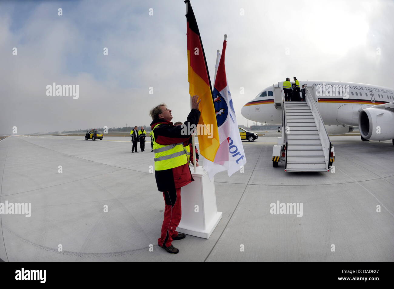 +++ POOL +++ Ein Fraportmitarbeiter baut am Freitag (21.10.12) vor dem Airbus A319 Konrad Adenauer der Flugbereitschaft der Luftwaffe die Nationalflagge ab. Mit der Landung der Regierungsmaschine mit Bundeskanzlerin Angela Merkel (CDU) an Bord war zuvor d Stock Photo