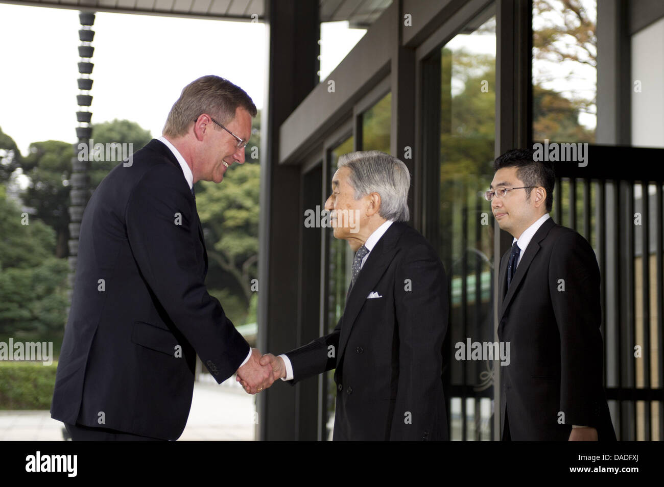 Bundespräsident Christian Wulff (l) wird am Montag (24.10.2011) in Tokio in Japan im Kaiserpalast vom japanischen Kaiser Akihito (M) empfangen. Das deutsche Staatsoberhaupt hält sich zu einem sechstägigen Besuch in Japan auf. Foto: Axel Schmidt Stock Photo